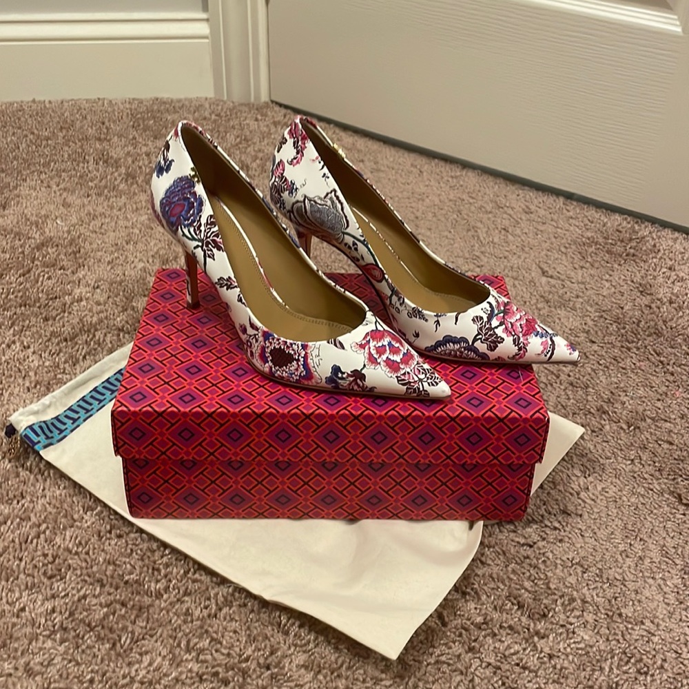 Tory Burch
Penelope Floral
Leather Pump